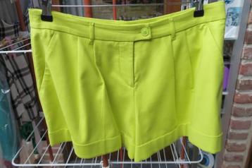 Shortje felgeel Moschino mt 40-42 beschikbaar voor biedingen