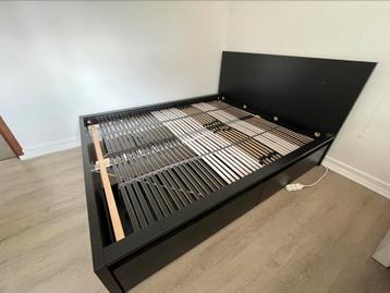 Zwart bed beschikbaar voor biedingen