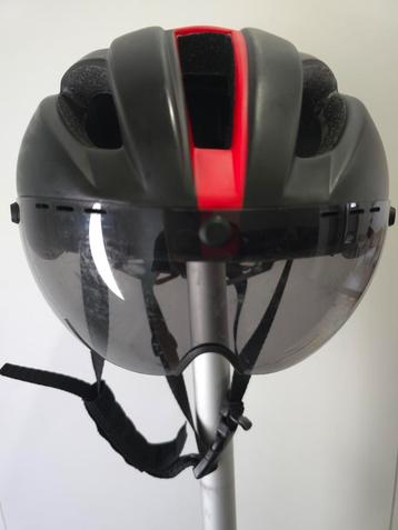 Fietshelm met getint magnetisch vizier  beschikbaar voor biedingen