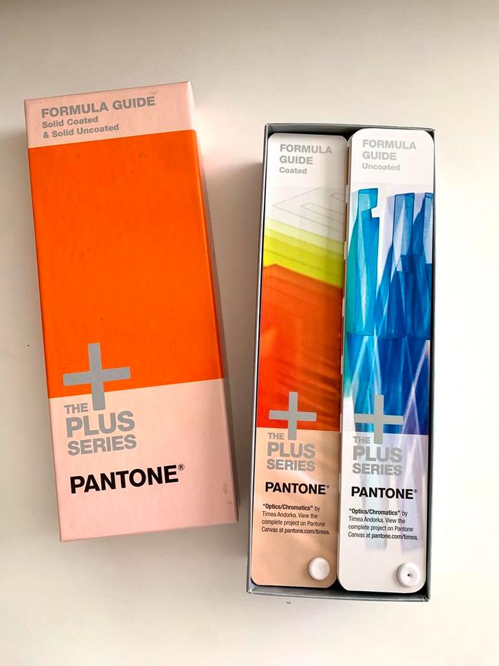 Pantone Formula Guide – Plus Series (2 PMS-waaiers in box), Diversen, Papierwaren, Zo goed als nieuw, Ophalen of Verzenden