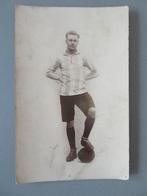 oude foto kaart voetballer voetbal, Verzamelen, Foto, Ophalen of Verzenden, Zo goed als nieuw, Voor 1940