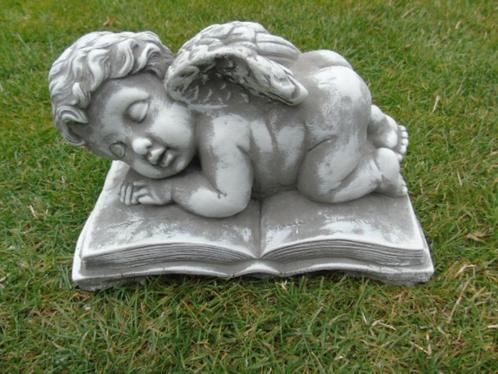 statue d un bébé ange coucher sur livre en pierre patinée, Jardin & Terrasse, Statues de jardin, Neuf, Ange, Pierre, Enlèvement ou Envoi