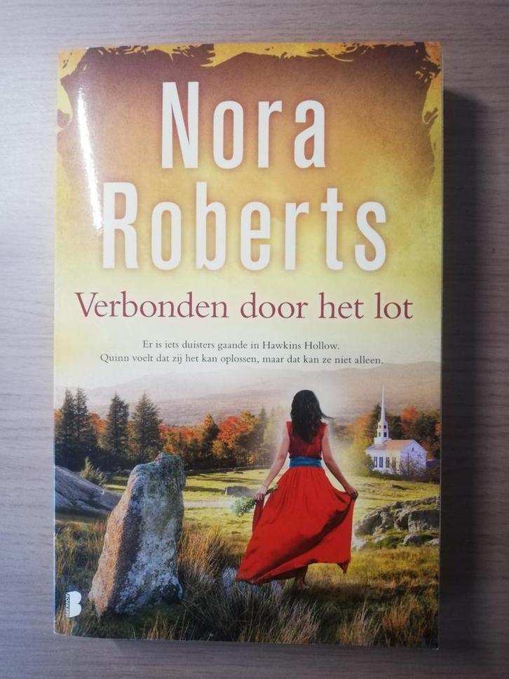 Verbonden door het lot - Nora Roberts, Boeken, Chicklit, Zo goed als nieuw, Ophalen of Verzenden