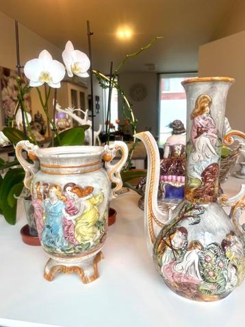 een paar kannen en vazen ​​van Capodimonte beschikbaar voor biedingen