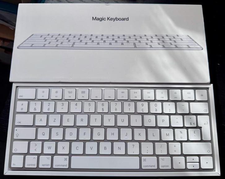 À vendre : Apple Magic Keyboard AZERTY (MLA22F/A), Computers en Software, Toetsenborden, Zo goed als nieuw, Azerty, Draadloos