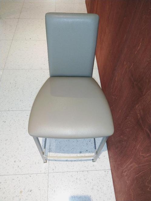 Elegante grijze barkrukken (4x), prijs per stoel., Huis en Inrichting, Barkrukken, Zo goed als nieuw, 90 cm of meer, Kunststof