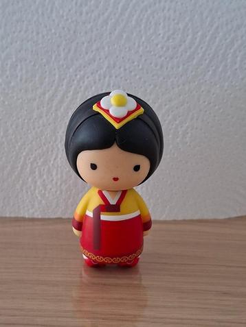 Aziatisch poppetje  beschikbaar voor biedingen