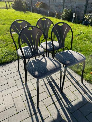 Metalen met stoffen stoelen 4x beschikbaar voor biedingen