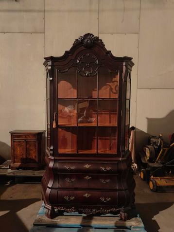 Stijlvolle Barokstijl vitrinekast beschikbaar voor biedingen