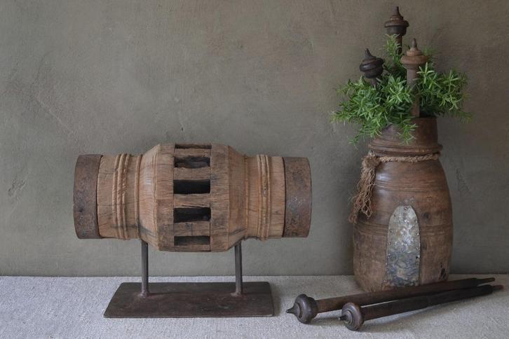 Oude houten wielas op standaard, Antiek en Kunst, Curiosa en Brocante, Ophalen of Verzenden