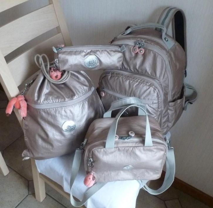 Kipling ensemble complet Quatre pièces + singes, Bijoux, Sacs & Beauté, Sacs | Sacs à dos, Utilisé, Kipling, 25 à 40 cm, 45 à 60 cm