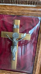 Kruis, onder glazen stolp in kader, Antiek en Kunst, Antiek | Religieuze voorwerpen, Ophalen of Verzenden