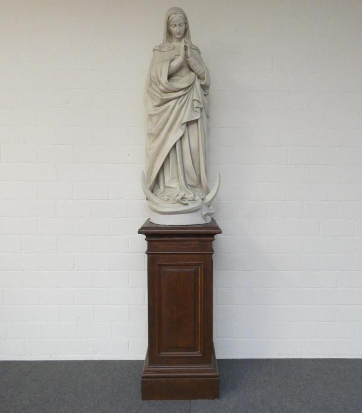 GROOT Mariabeeld op GROTE houten sokkel, Antiek en Kunst, Antiek | Religieuze voorwerpen, Ophalen