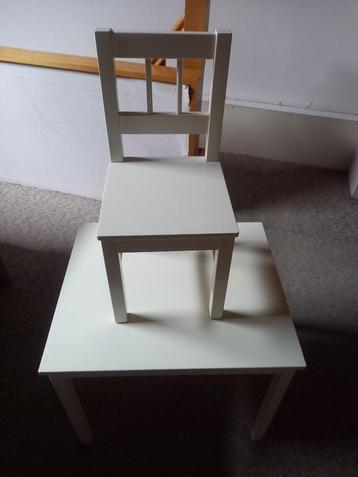 Kindertafel en -stoel beschikbaar voor biedingen