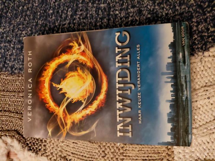 Veronica Roth - Inwijding, Livres, Livres pour enfants | Jeunesse | 13 ans et plus, Comme neuf, Enlèvement ou Envoi