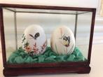 Twee beschilderde eieren in een glazen vitrine, Antiek en Kunst, Ophalen of Verzenden