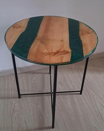Unieke handgemaakte bijzettafel – groene epoxy & hout beschikbaar voor biedingen