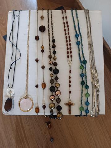 Kettingen en oorbellen beschikbaar voor biedingen