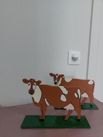 Decoratieve schattige koetjes beschikbaar voor biedingen