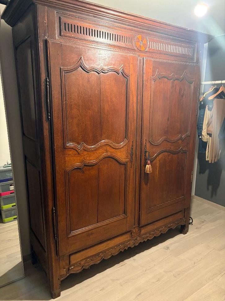 Garde-robe ancienne en bois massif – style Louis XVI, Antiek en Kunst, Antiek | Meubels | Stoelen en Sofa's, Ophalen