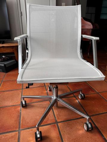 Moderne witte bureaustoel op wieltjes – strakke look beschikbaar voor biedingen