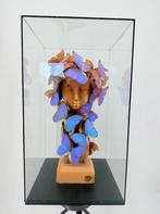 Houten sculptuur met Morpho-vlinders