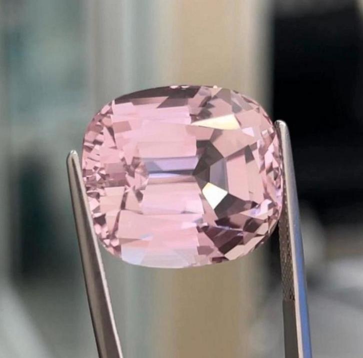 !51.69 ct! kunziet orangish pink, Handtassen en Accessoires, Ringen, Nieuw, Ophalen of Verzenden