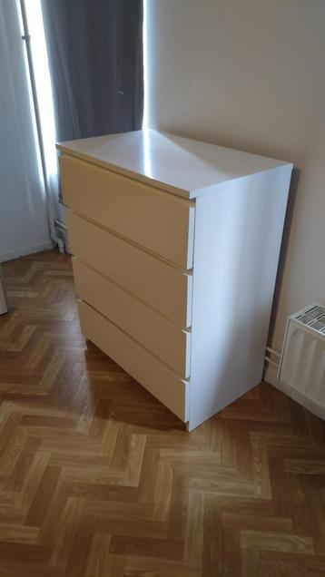 Standaard witte 4-laden dressoir – stevig en praktisch beschikbaar voor biedingen