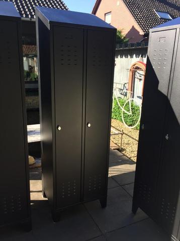 Degelijke 2 - deurs locker / lockerkast . Als nieuw ! beschikbaar voor biedingen