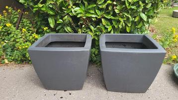 2 bloempotten antraciet grijs op wieltjes beschikbaar voor biedingen