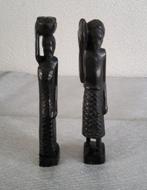 Deux petites figurines africaines en bois, Enlèvement
