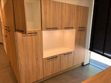 Bureau met bijhorende kasten beschikbaar voor biedingen