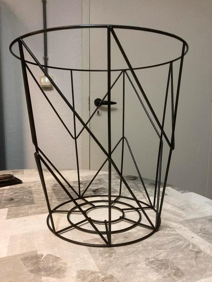 Charmant design bijzetmandje, Huis en Inrichting, Woonaccessoires | Krantenbakken en Lectuurbakken, Zo goed als nieuw, Ophalen