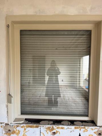 Vast raam dubbel glas beschikbaar voor biedingen