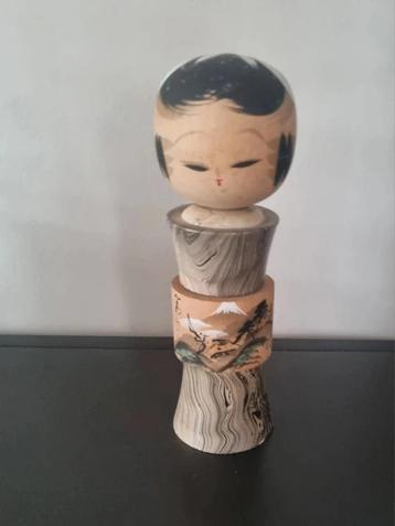 Mooie Mount Fuji Sosaku Kokeshi beschikbaar voor biedingen