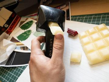 Lektro-stik wax beschikbaar voor biedingen