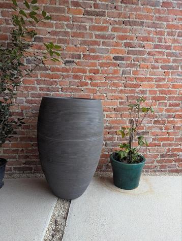Luxe bloempot nieuw 84 CM hoog en 56 CM breed beschikbaar voor biedingen