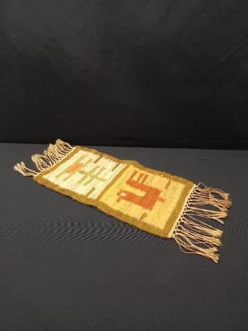 Antiek klein tapijtje uit turkije jaren1965-1970.Handarbeid. beschikbaar voor biedingen