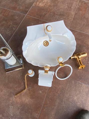 Toilet /badkamer set met wastafel en gouden afwerking beschikbaar voor biedingen