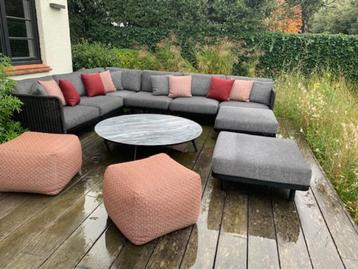 groot tuinset (lounge + poefs + kussentjes+ tafel) beschikbaar voor biedingen