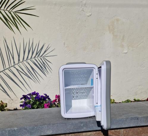 Mini Koelkast 4L Grijs – Koel & Warm – Drank & Cosmetica, Elektronische apparatuur, Koelkasten en IJskasten, Nieuw, Minder dan 75 liter