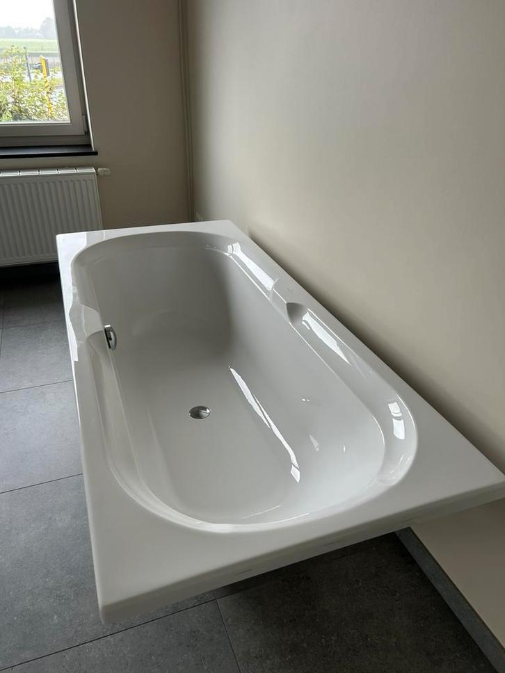 Bad polyester villeroy & boch, Huis en Inrichting, Badkamer | Badkamermeubels, Nieuw, Ophalen
