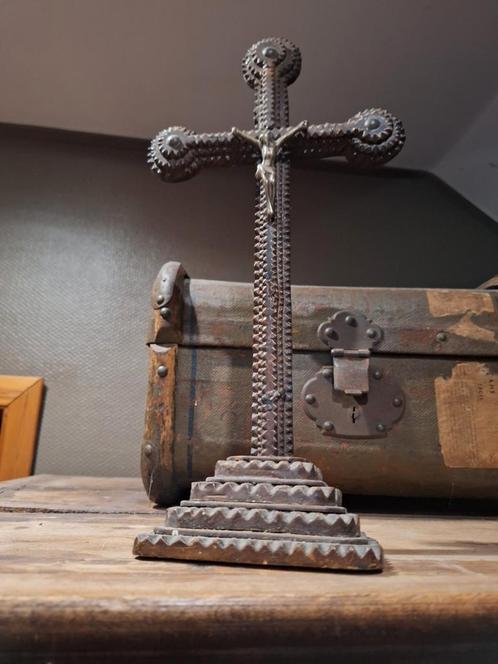 Crucifix tramp art/trenchart wo1, Verzamelen, Religie, Christendom | Katholiek, Ophalen of Verzenden