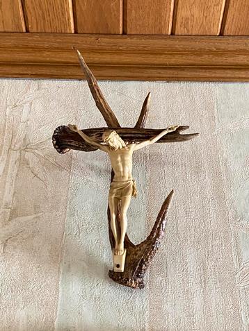 Antiek wandkruis – Christus op hertengewei – Alpenstijl beschikbaar voor biedingen