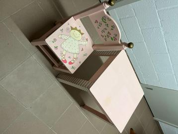 kinderbanje voor een prins of prinsesje  en stoeltjes beschikbaar voor biedingen