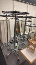 Kleren Rekken Rond, Ophalen