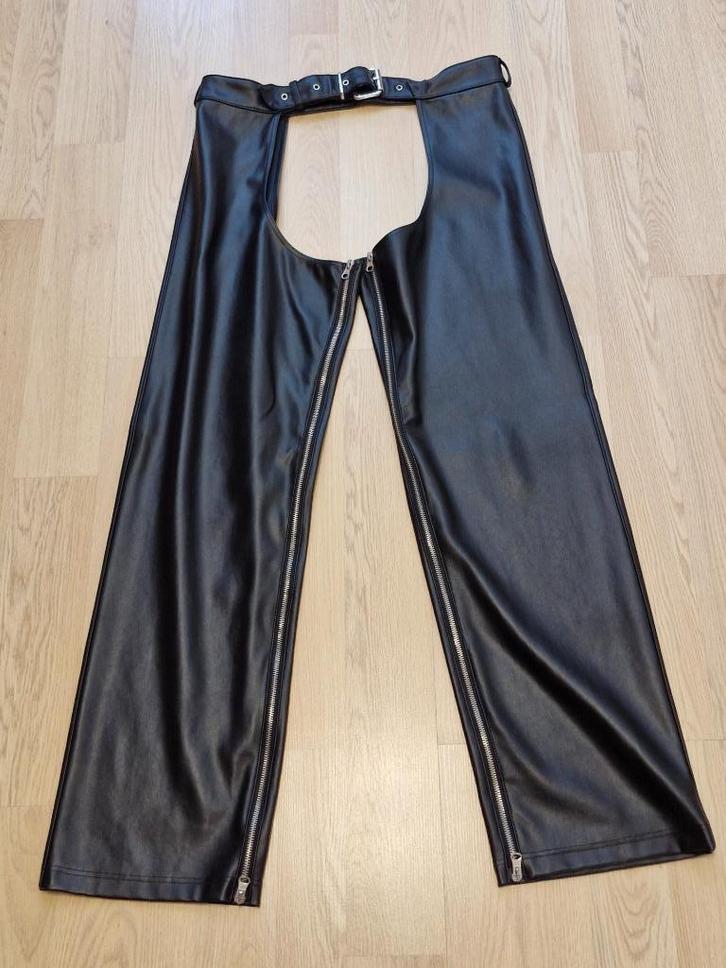 Chap Faux Leather Zwart, Kleding | Heren, Broeken en Pantalons, Zo goed als nieuw, Zwart, Ophalen of Verzenden
