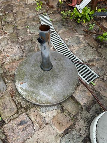 2 parasol voeten + tuindecoratie beschikbaar voor biedingen