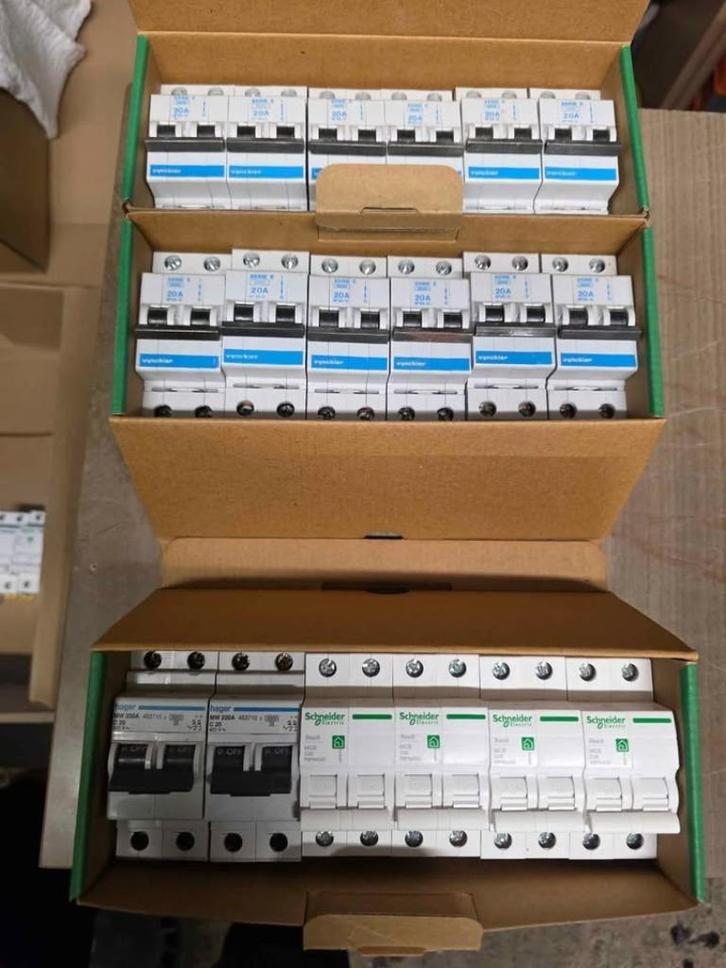 Disjoncteurs Vynckier, Schneider et Hager, Doe-het-zelf en Bouw, Elektriciteit en Kabels, Gebruikt, Ophalen
