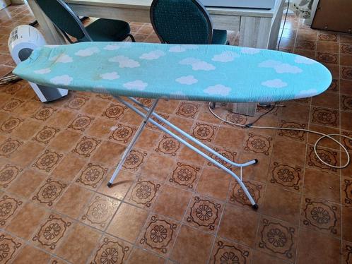 Table à repasser pliante – bon état, Elektronische apparatuur, Strijkijzers en Strijkplanken, Gebruikt, Ophalen